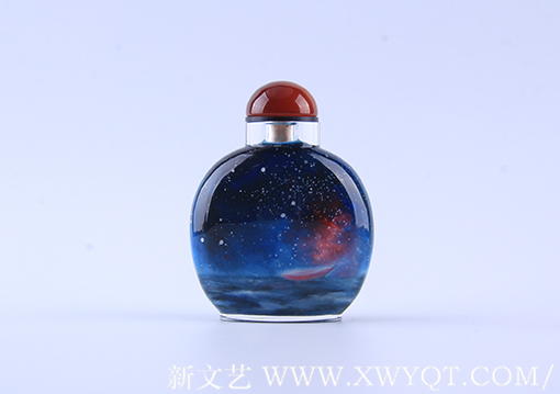 万欢内画鼻烟壶作品《悟》系列1背面 规格：9.4cmx7.5cmx3cm 创作年代：2017年